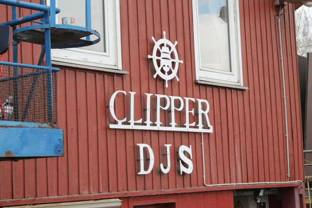 Frontansicht Mississippi:
Der CLIPPER Schriftzug mit dem alten Logo im Eingangsbereich auf roter Holzverkleidung